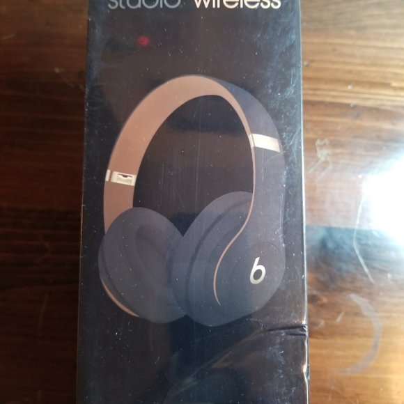 BEATS Studio 3 Wireless/Bluetooth Headphones (floor-model) ((BUNDLE)) - Picture 9 of 11